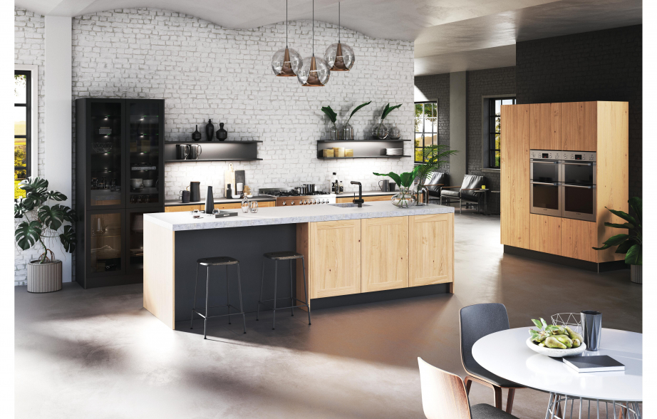 Dunkle Designerküche in offenem Raum mit Holzakzenten und schwarzen Schränken