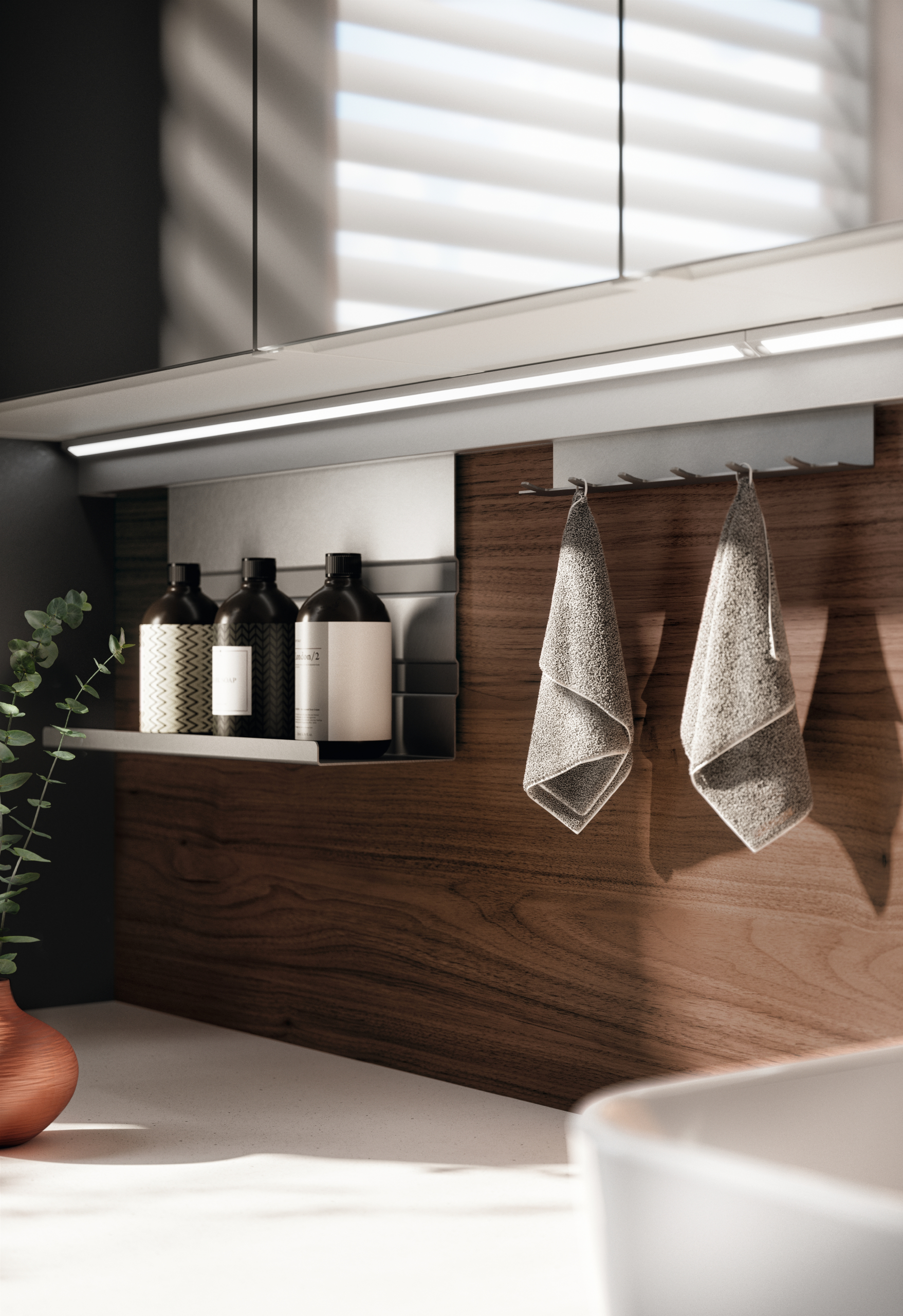 Handtücher und Kosmetikflaschen unter Badezimmerspiegel