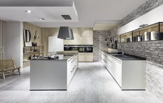 Offene graue Küche mit Steinwand