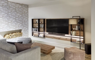 Wohnzimmer mit Fernsehregal in Küchenqualität