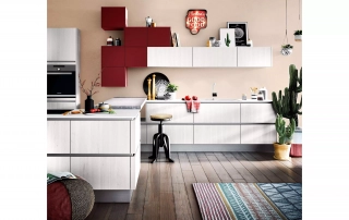 Moderne, weiße Designerküche mit Naturmaterialien und roten Akzenten