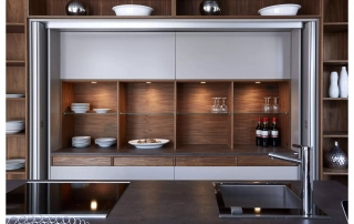 Holzregal in weißer Küche mit Holzakzenten und grauer Arbeitsplatte