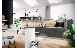 Schwarze Designerküche mit hellbrauner Arbeitsplatte und Holzakzenten, Messeimpressionen