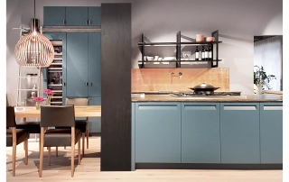 Blaue Küche mit Holzakzenten in einem altmodischen Stil