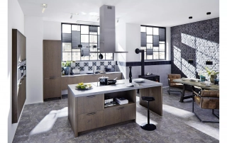 Graubraune Designerküche in großem, offenen Raum