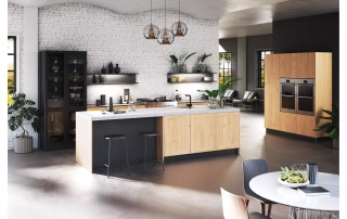 Offener Industrieraum mit Küche in Industriestil mit schwarzen- und Holzakzenten